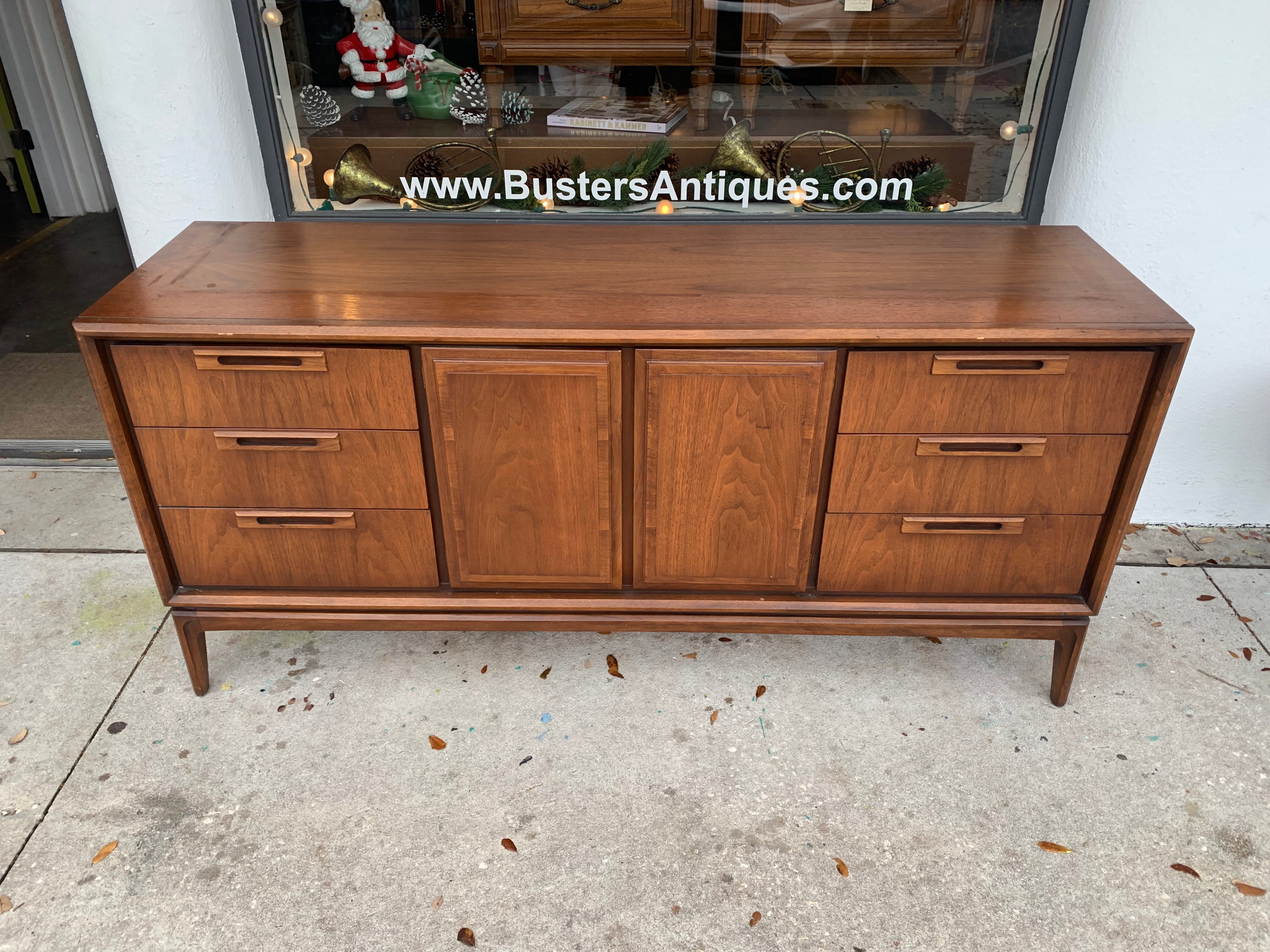 United Furniture China Cabinet/Hutch