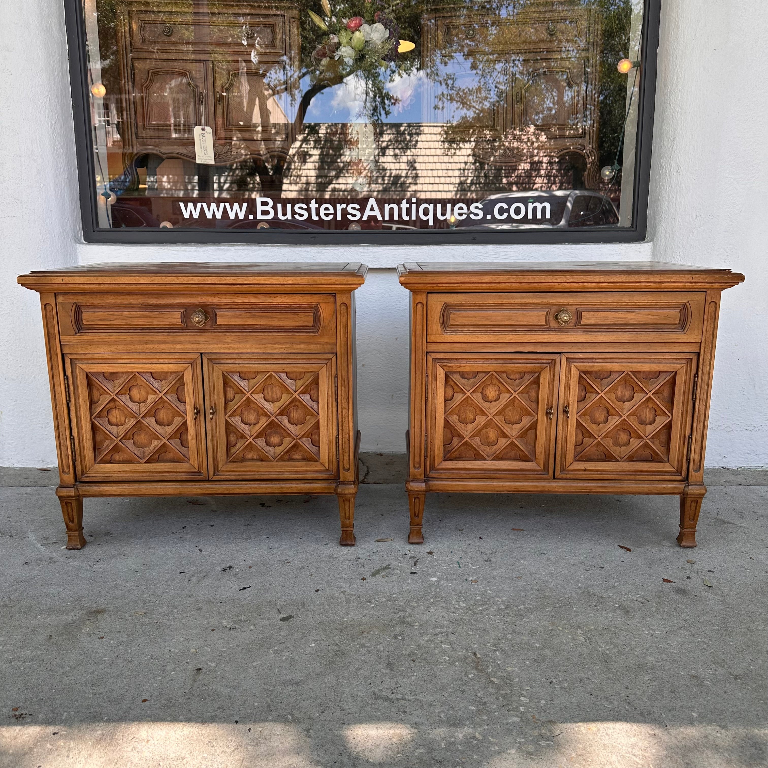 送料込み　vintage thomasville ナイトテーブル Pair of Vintage Thomasville â€œFredericksburgâ€ Collection