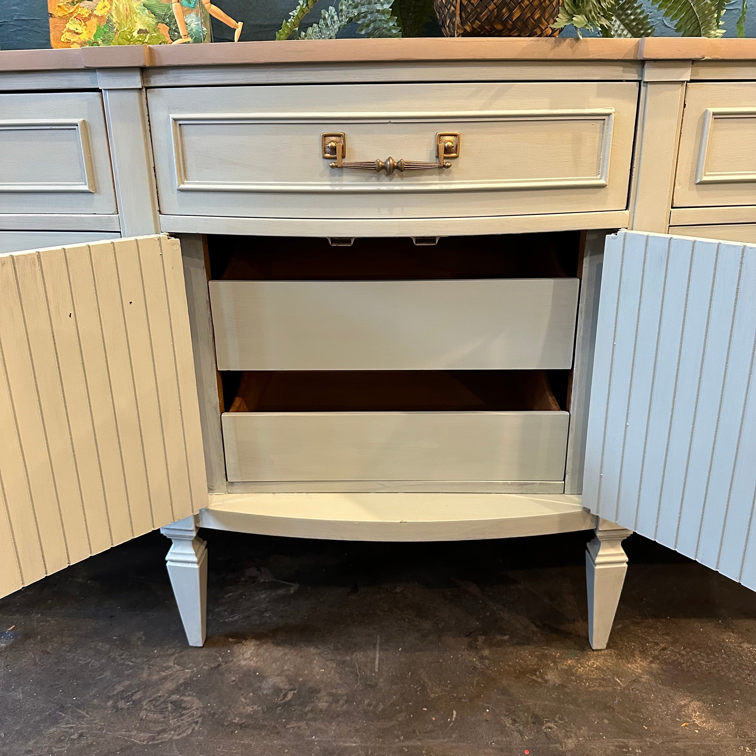 Bassett Nine Drawer Dresser with Curved Front
