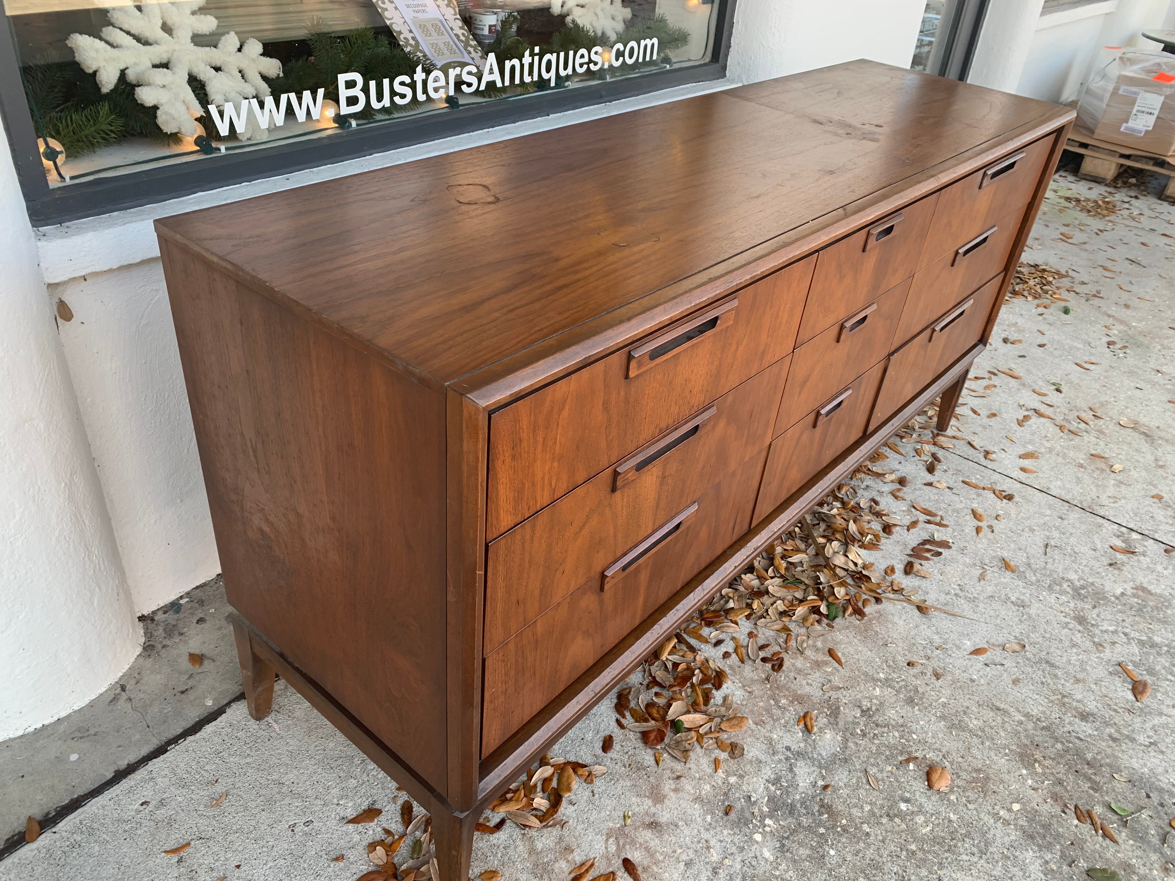 United Furniture China Cabinet/Hutch