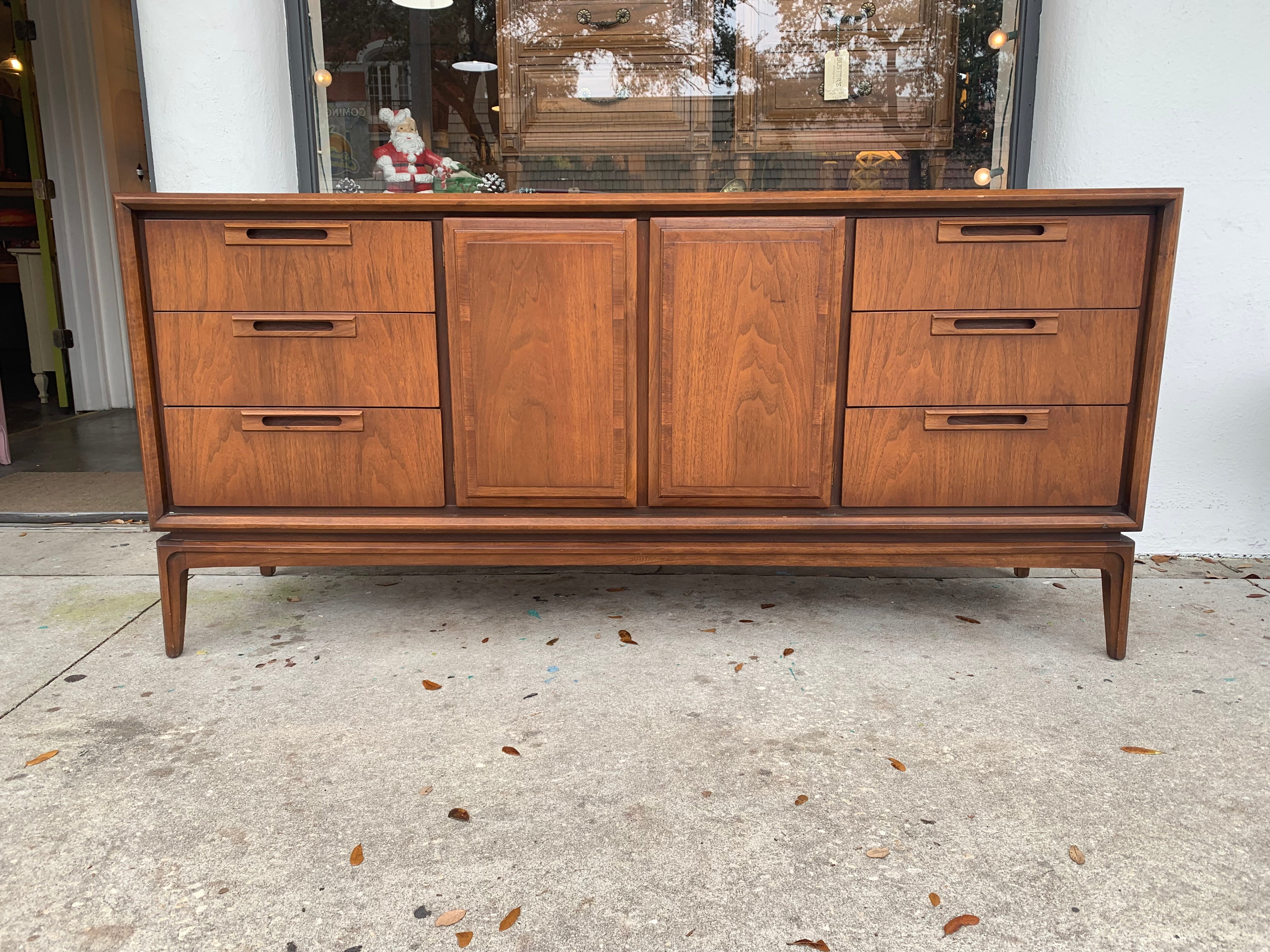 United Furniture China Cabinet/Hutch