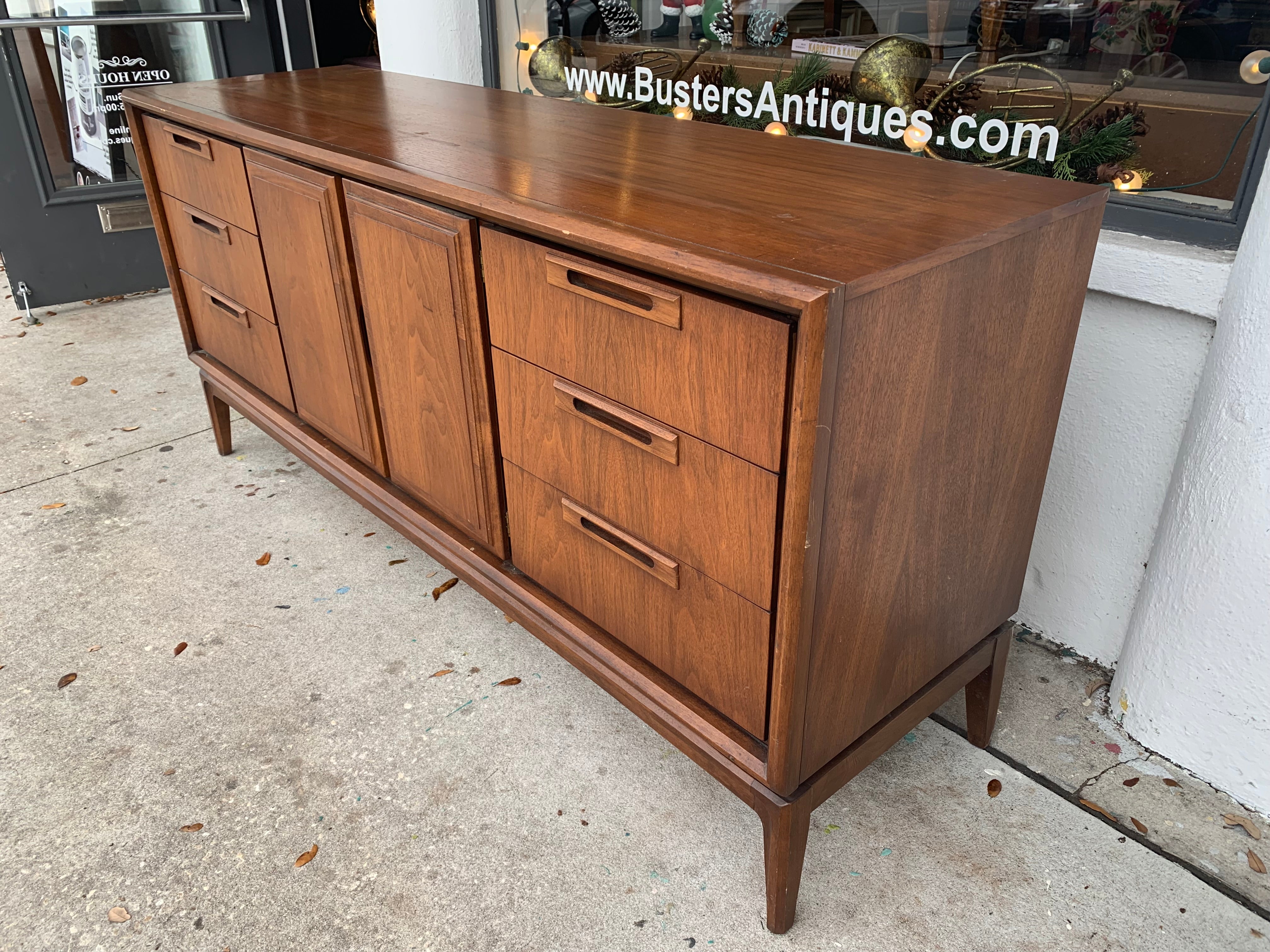 United Furniture China Cabinet/Hutch